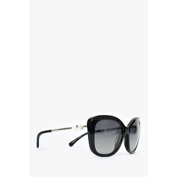 Pre-loved Chanel™ Polarized Black Oversized Sunglasses with Pearl Sides - Picture 2 of 3